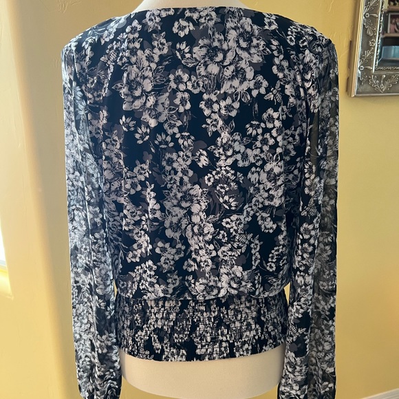 WhiteHouseBlack Market Black floral print wrap top with sheer sleeves size S - Picture 3 of 10